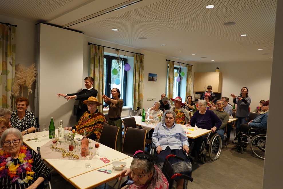 Viele der Bewohnerinnen und Bewohner tanzten mit.