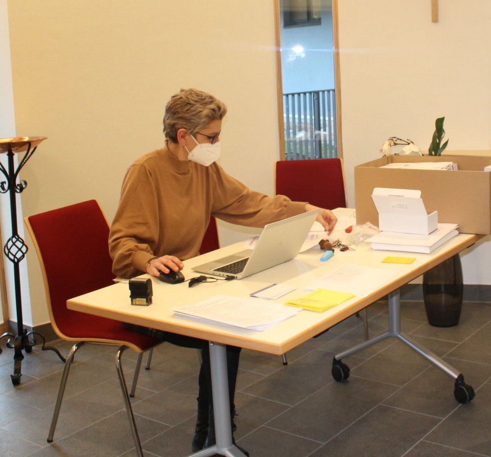 Person sitzt beim Laptop.