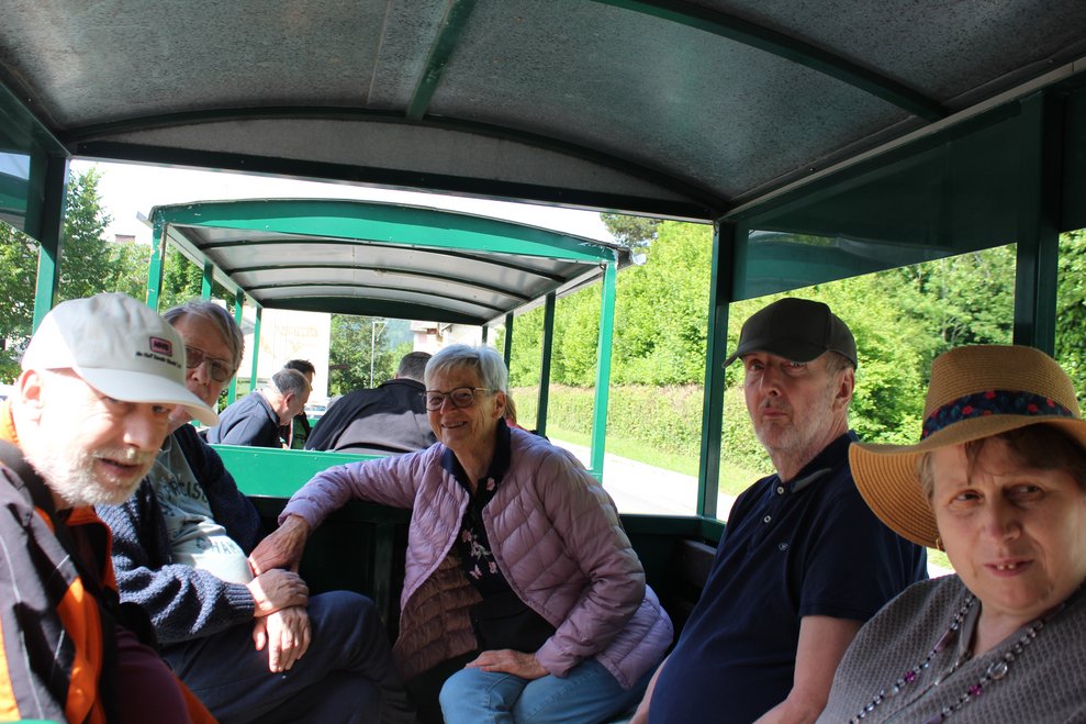 Bewohnerinnen und Bewohner im Bummelzug