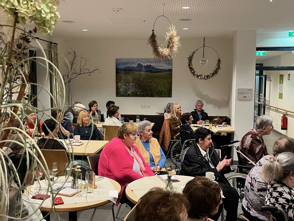 Das Raba Café war gefüllt mit Gästen und Bewohnerinnen und Bewohnern