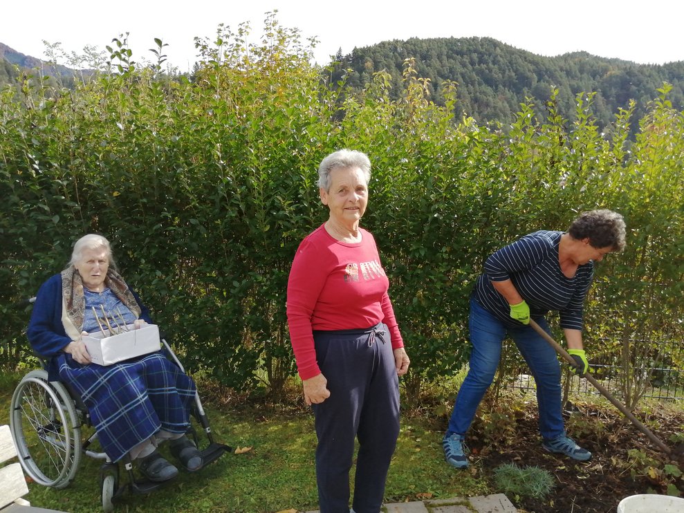 BewohnerInnen mit Blumen