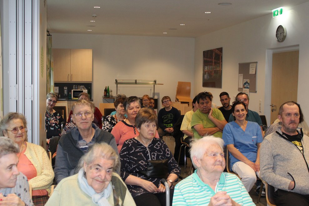 und tierische Begleitung freut unsere Bewohnerinnen und Bewohner eigentlich immer.