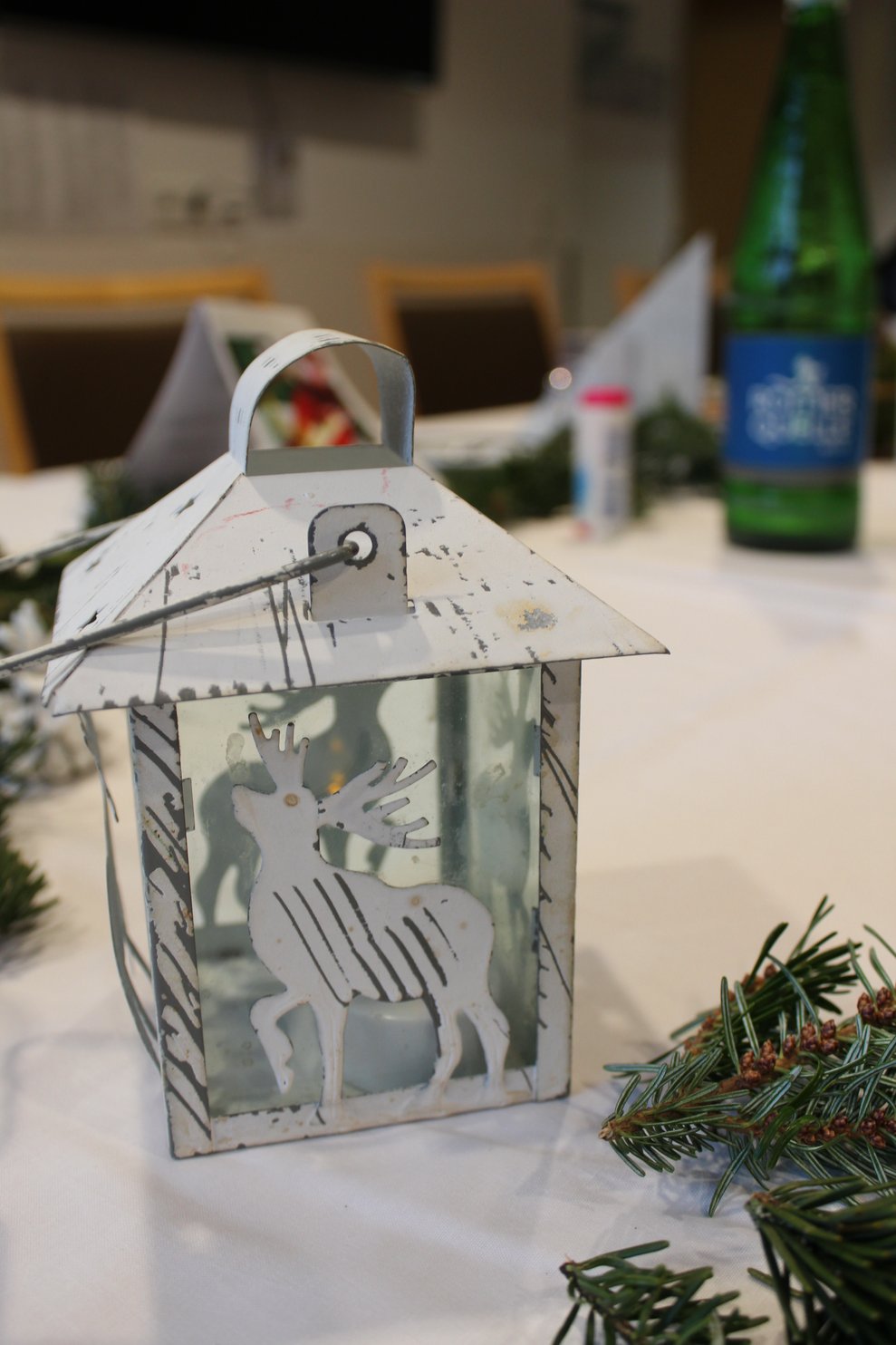 wurden die Tische für unsere Weihnachtsfeier hergerichtet und wunderschön eingedeckt.