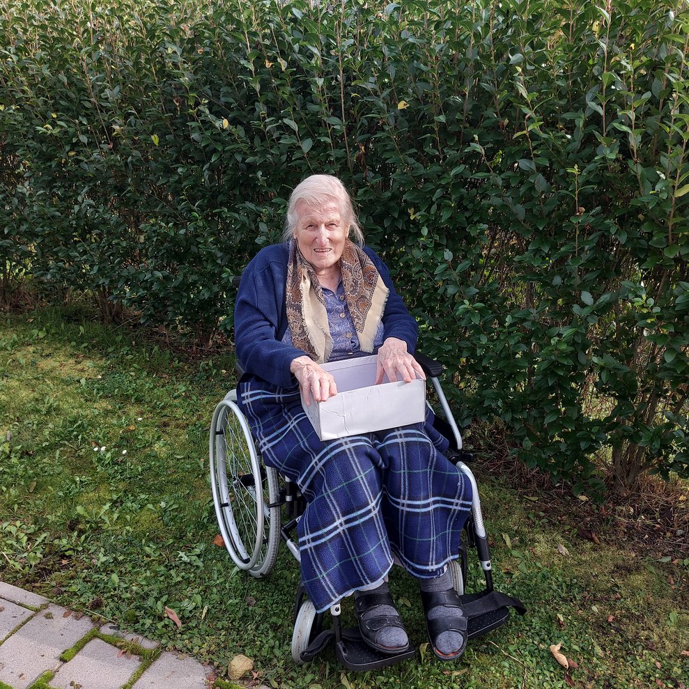 BewohnerInnen mit Blumen