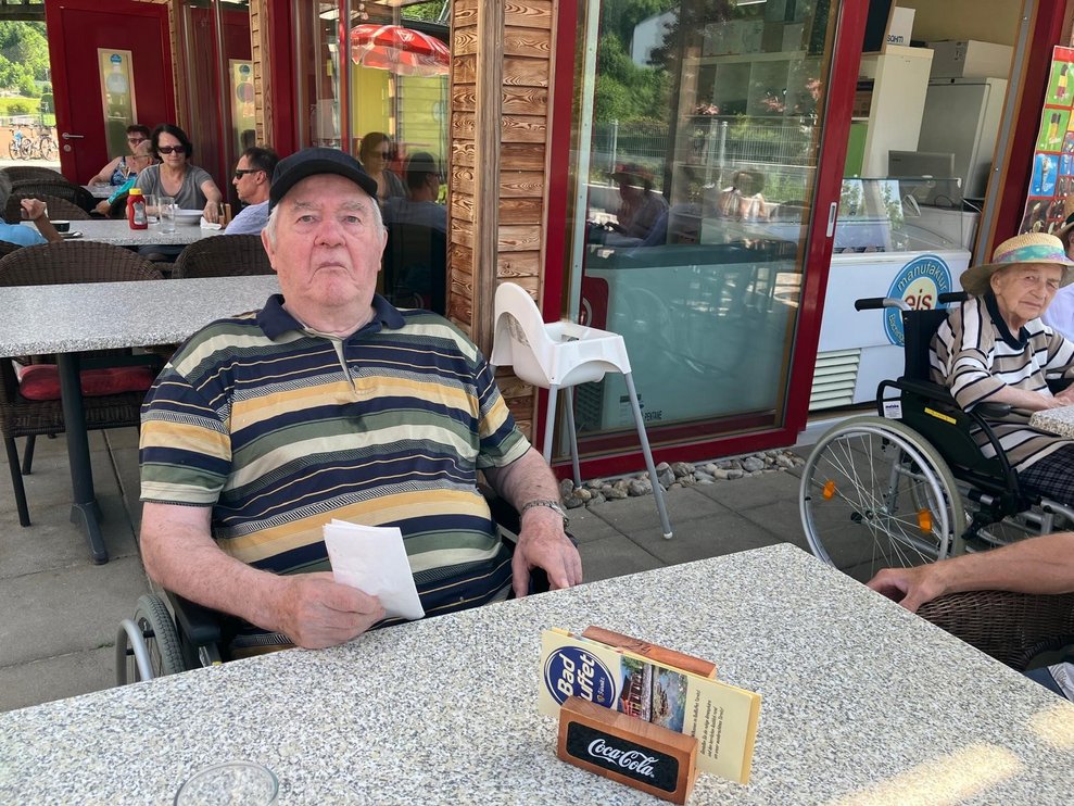 Während man auf das Eis wartete...