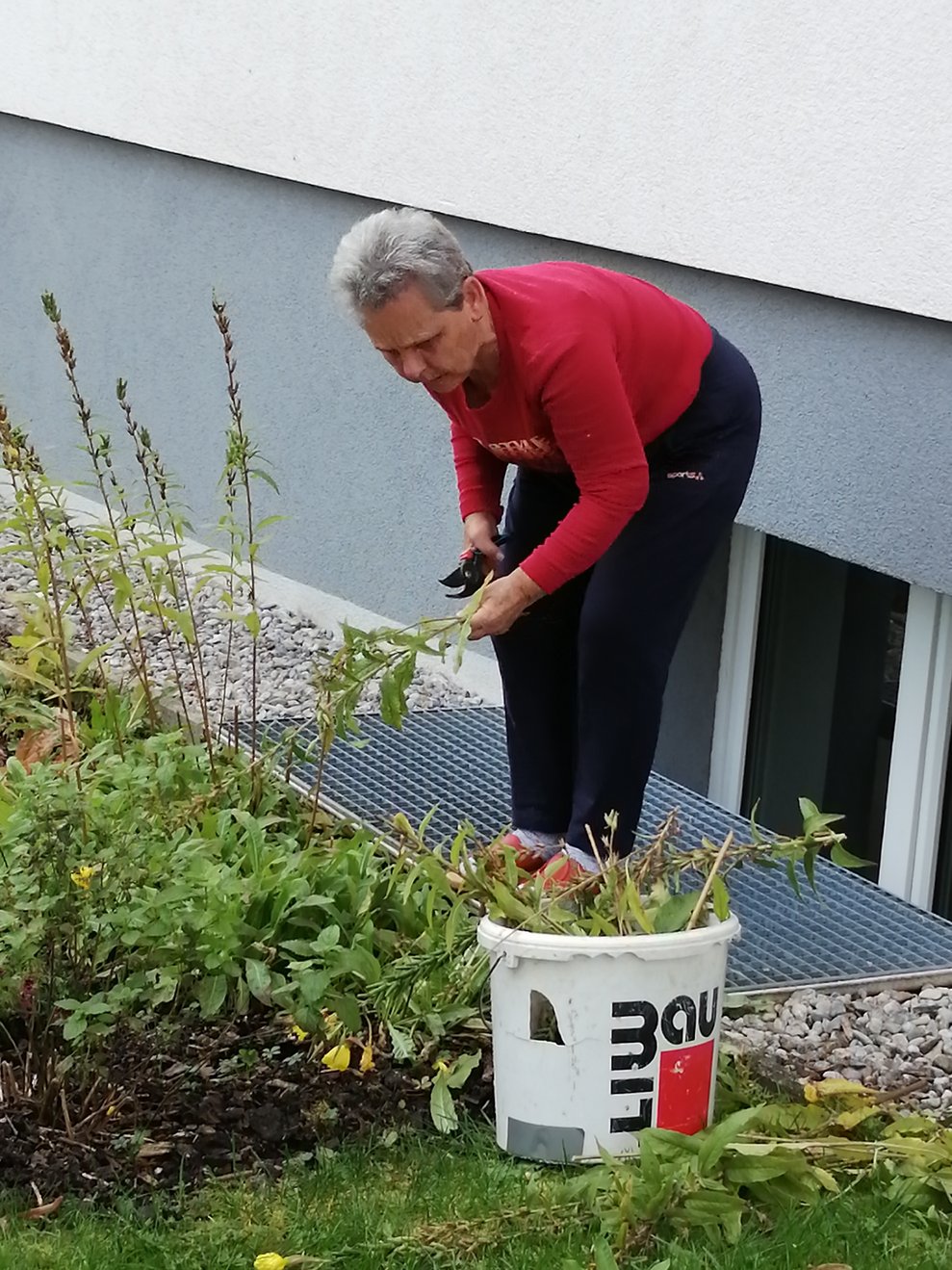 BewohnerInnen mit Blumen