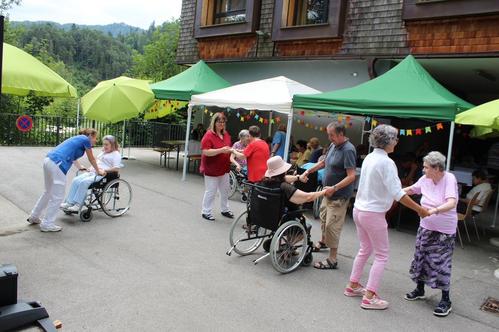 alle wurden von unseren Bewohnerinnen und Bewohnern zu einem Tänzchen aufgefordert.