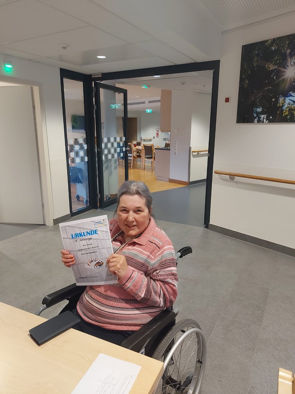 sowie eine Urkunde...