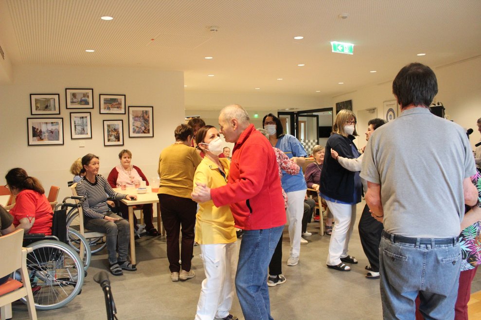 und von neuem das Tanzbein schwangen.