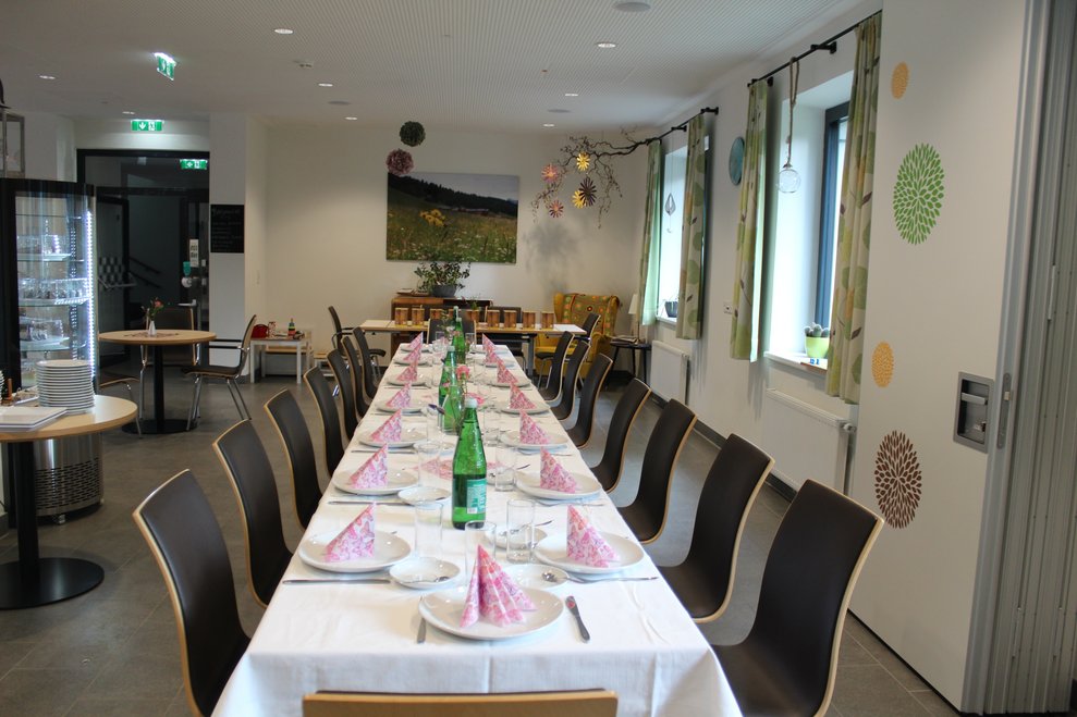 Schnell füllte sich der herzlich gedeckte Tisch...