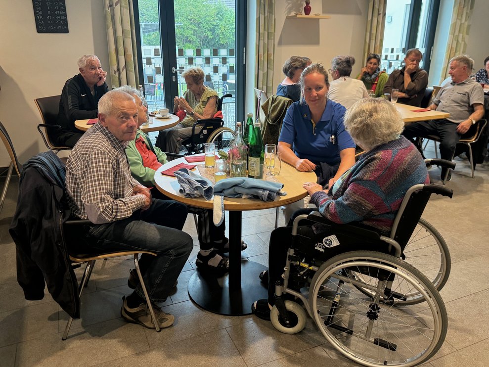 Mitarbeiterinnen und Mitarbeitern...