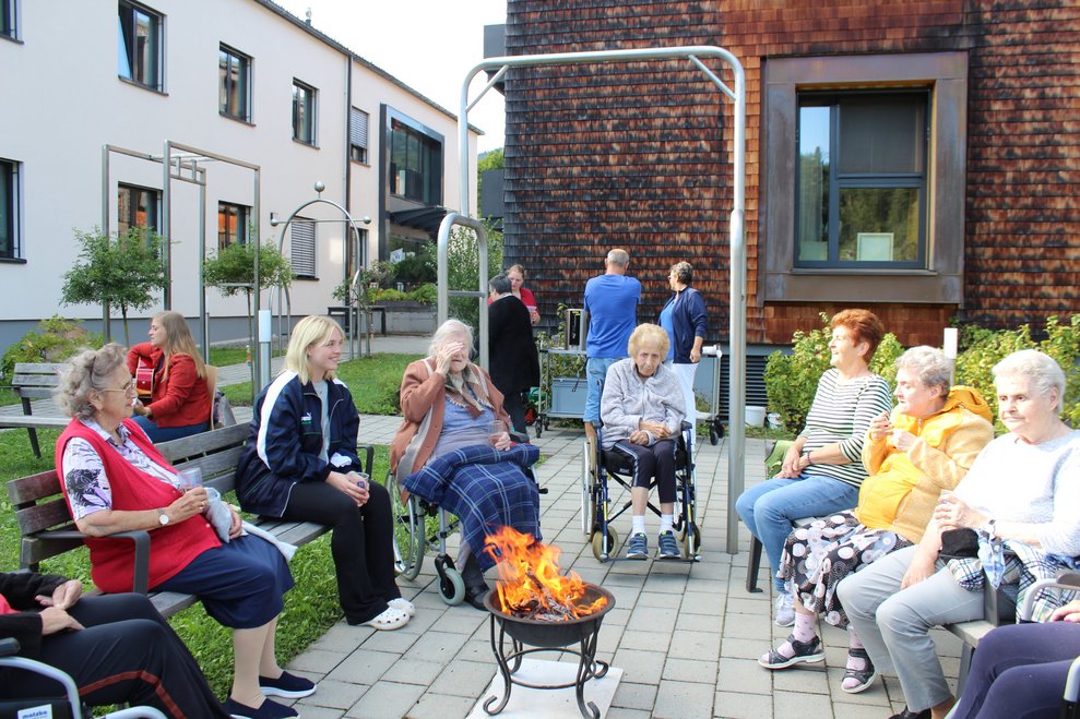 in unserem Rosengarten zusammen.