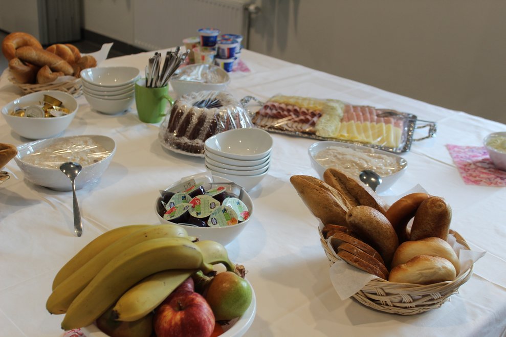 an frischem Obst, Gebäck, Belegen und Müsli,...