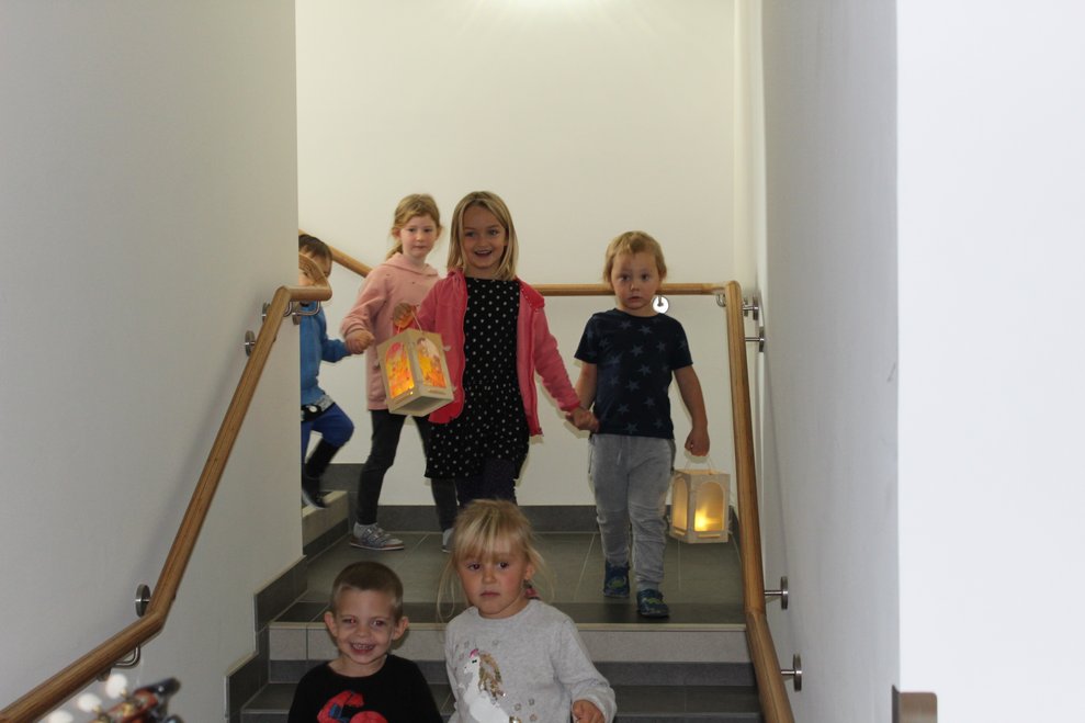 Die Kinder machten sich auf um den BewohnerInnen...