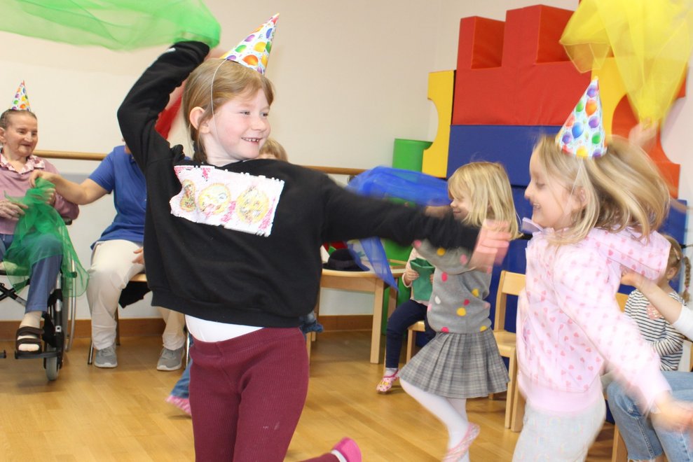 und schwungvollen Tänzen...