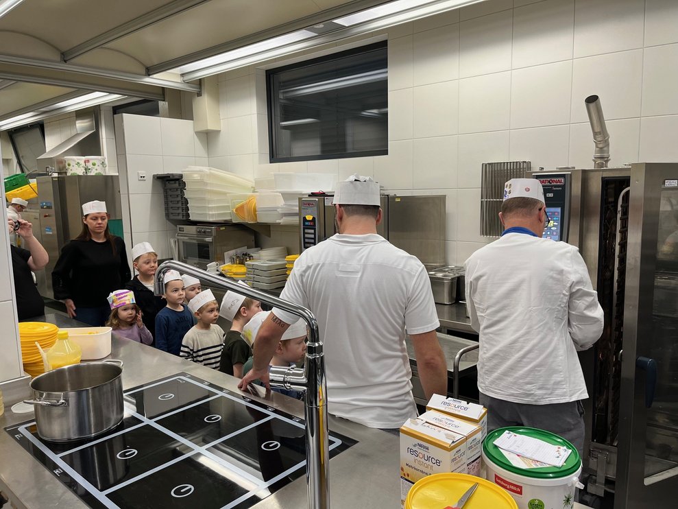 Den Kindern wurden alle Geräte der Küche gezeigt.