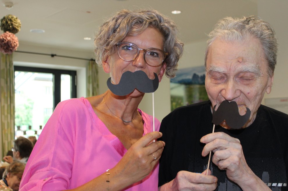 Die von den Bewohnerinnen und Bewohnern gebastelten Schnurrbärte...