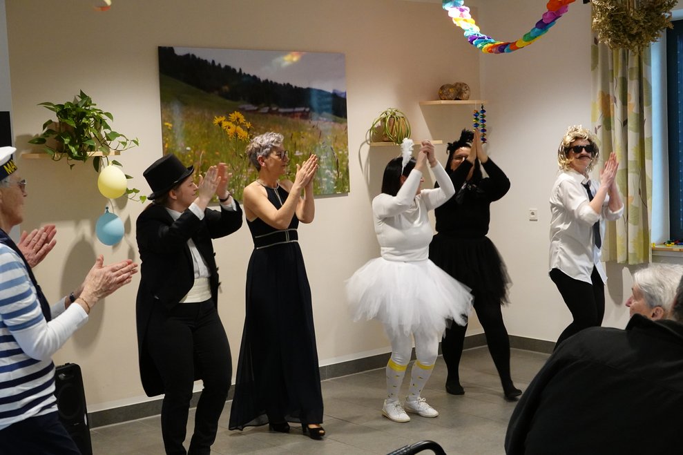 Tanzende Menschen motivierten die Gäste.