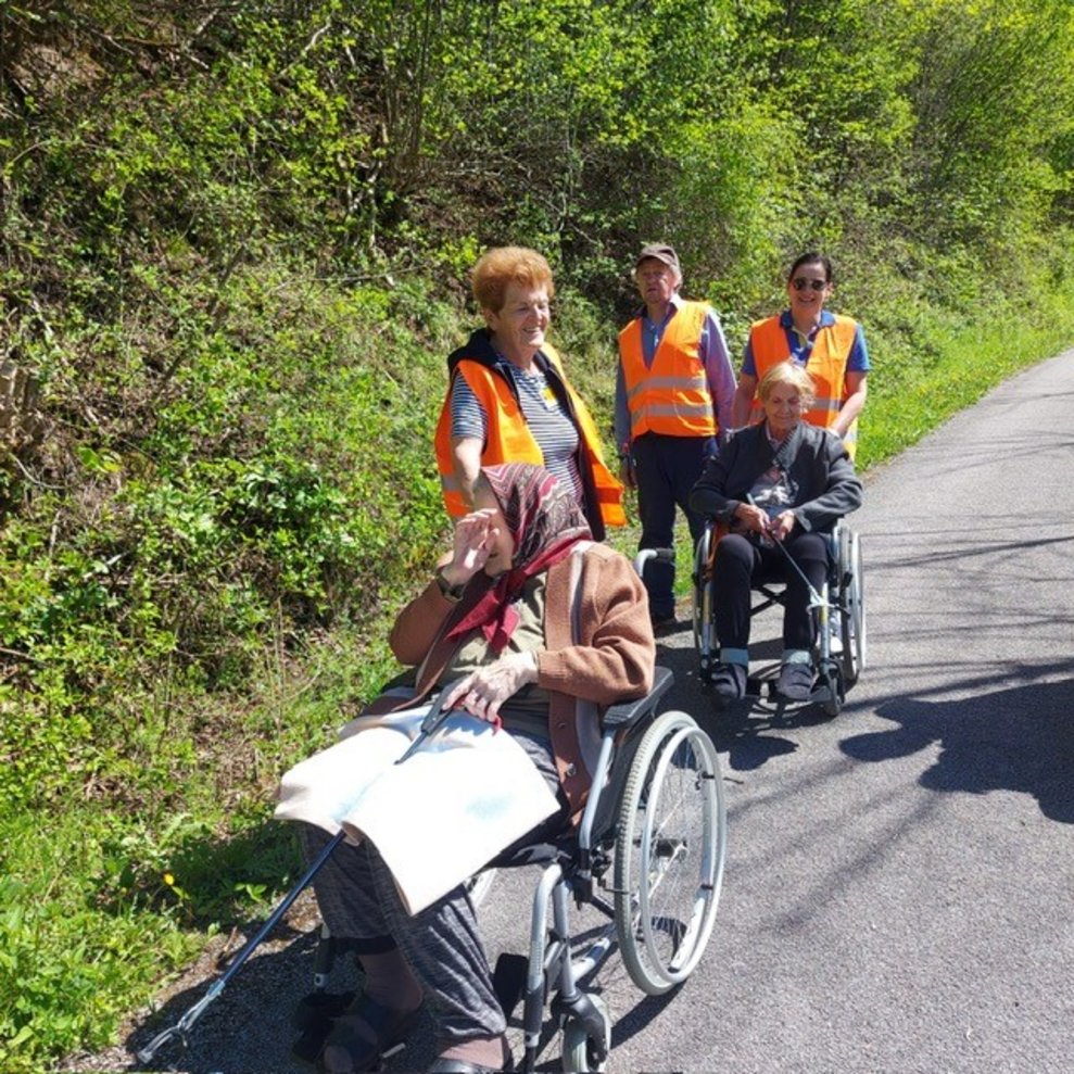 unachtsam weggeworfenen Müll ein.