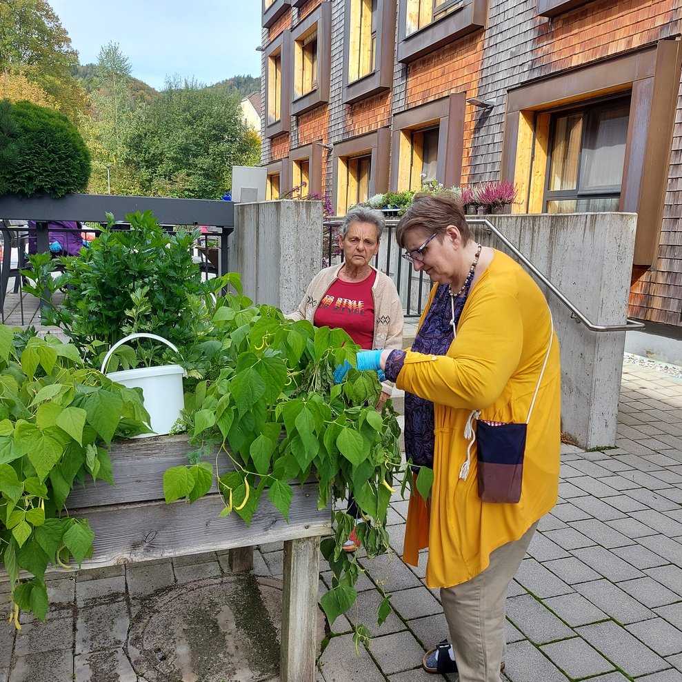BewohnerInnen mit Blumen