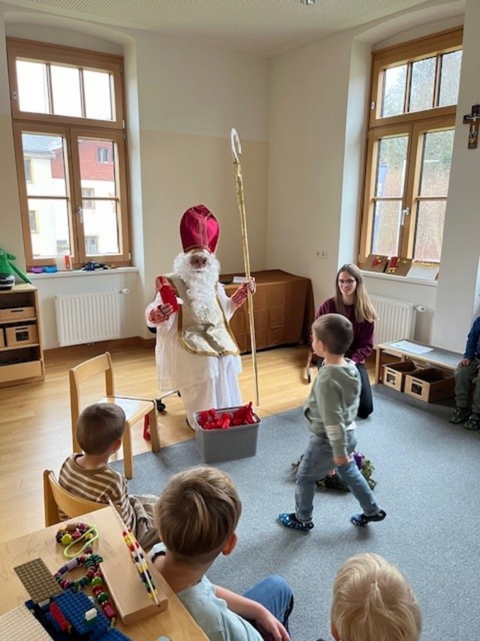 verteilte der heilige Mann...