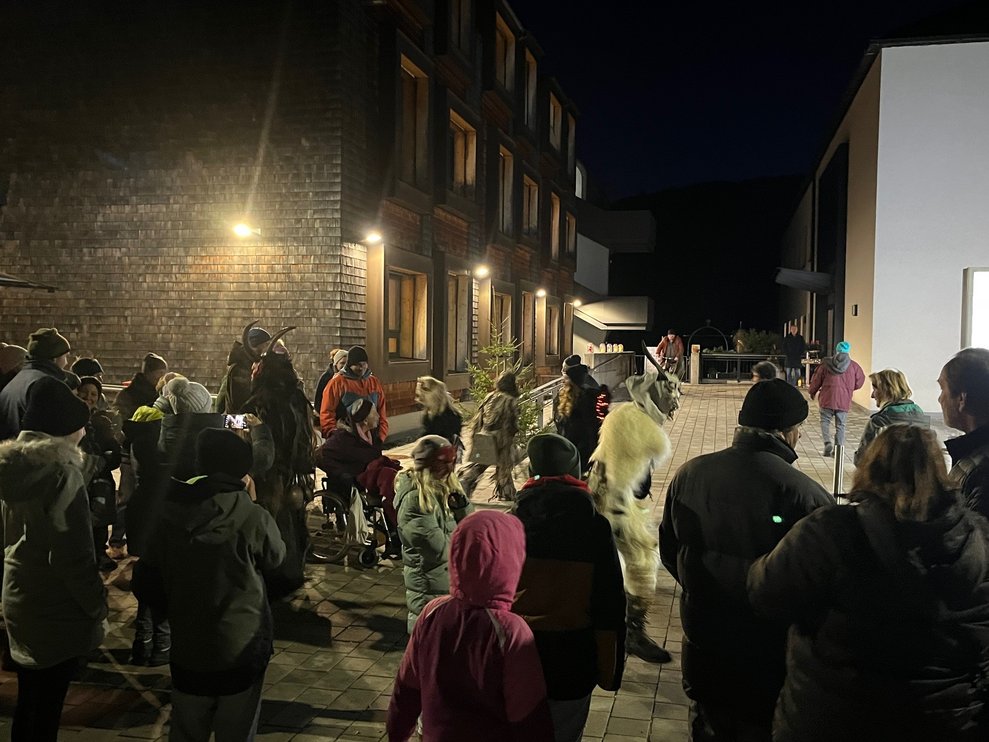 Perchten laufen über den Weihnachtsmarkt