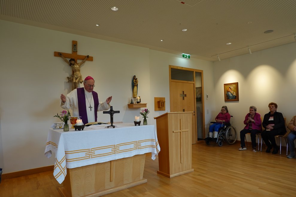Bischof Schwarz steht am Altar und beginnt die Messe.