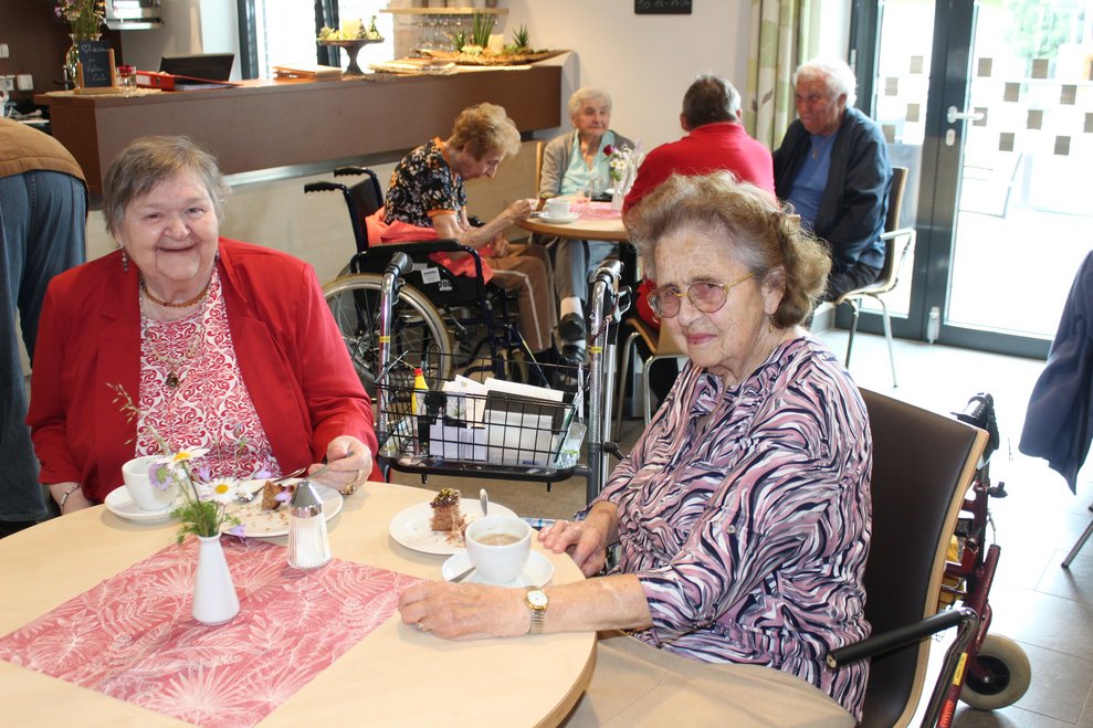 ...und gute Stimmung beim Tisch...