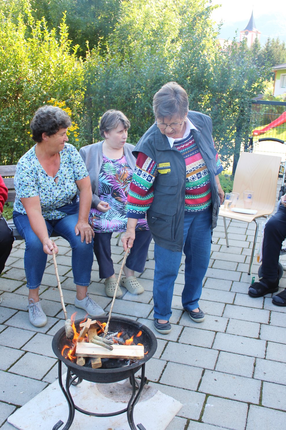 und Bratwürste gegrillt.