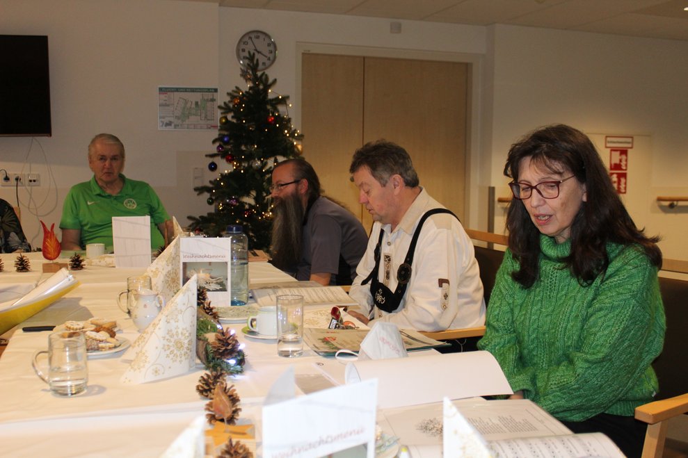 mit Musik und Gesang.