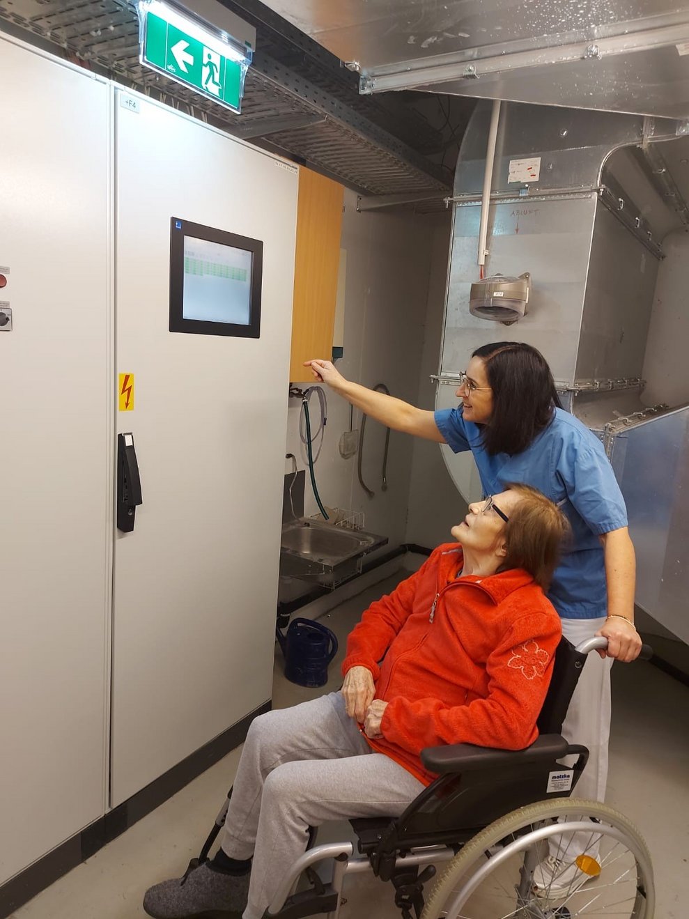 wurden durch alle Räumlichkeiten...