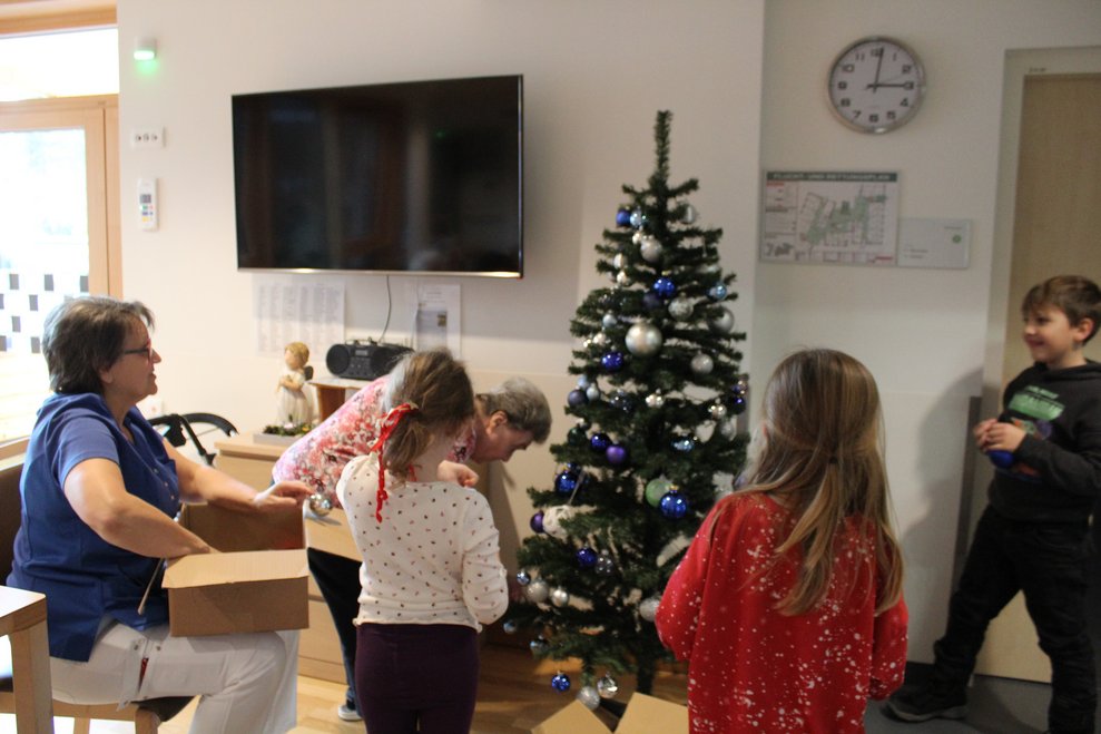 die Wohngruppen in weihnachtlichen...