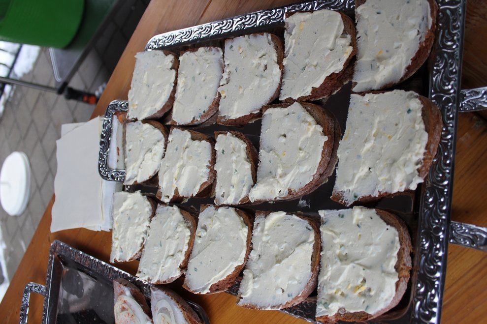 und Aufstrichbroten...