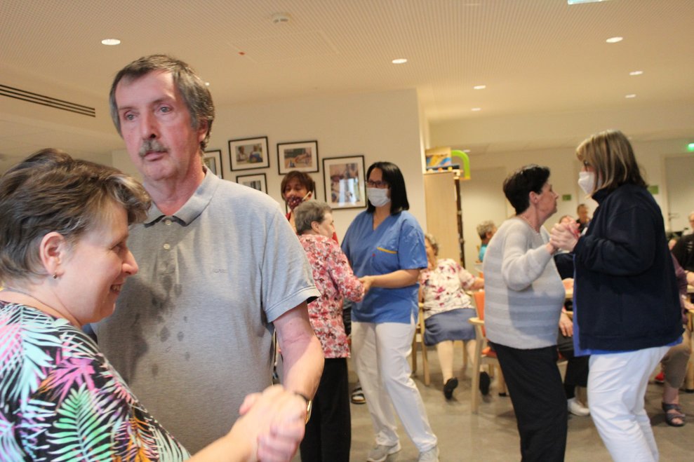 wieder auf die Tanzfläche begaben...