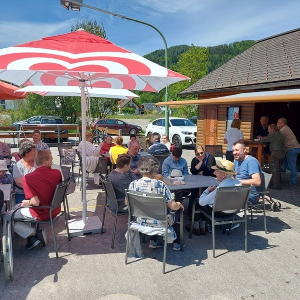 genossen alle Anwesenden die Sonne,...