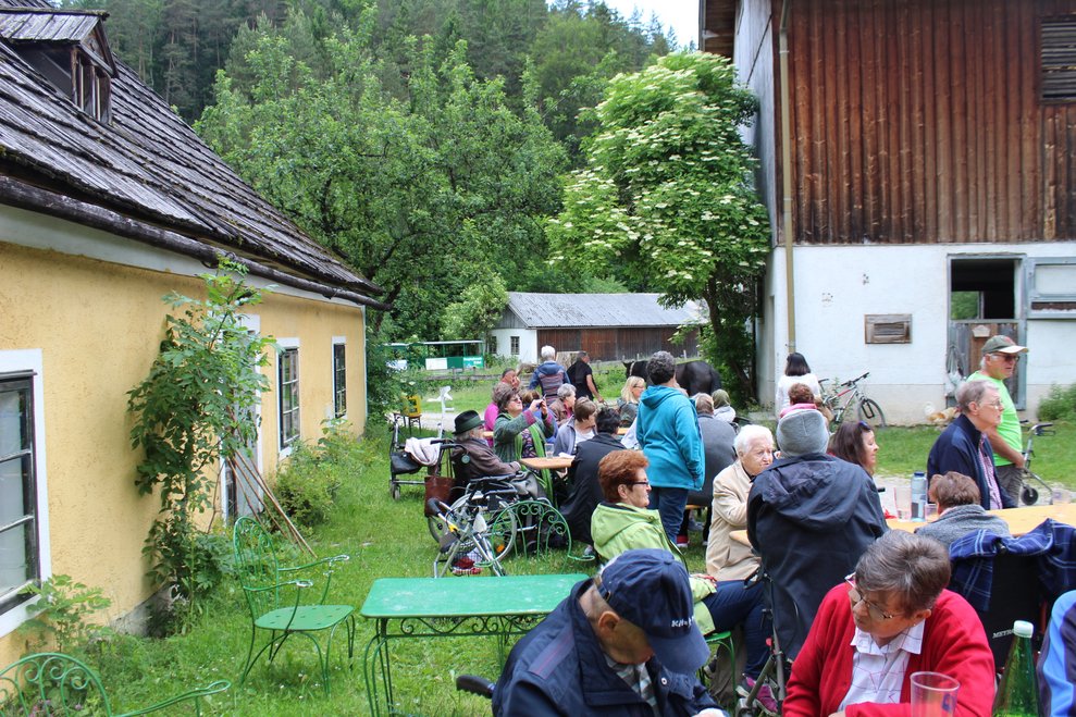 und sie wurden von einer Hand in die nächste...