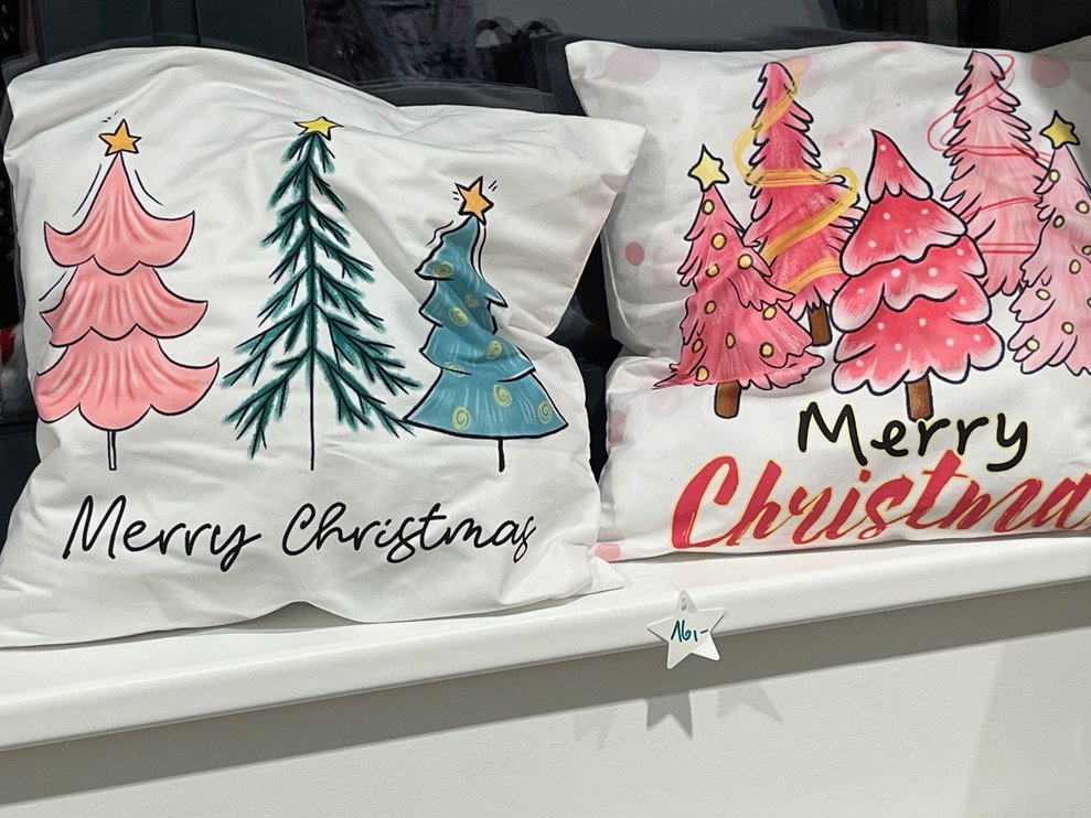 Weihnachtliche Pölster zum Verkauf