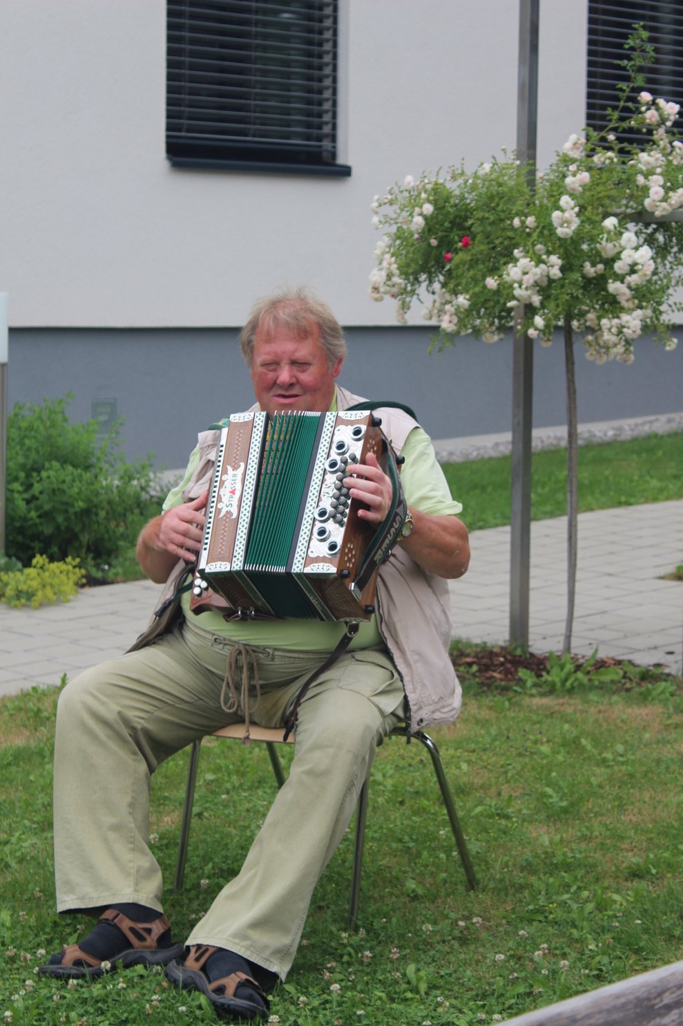 Musikabend im Rosengarten mit Stockbrot