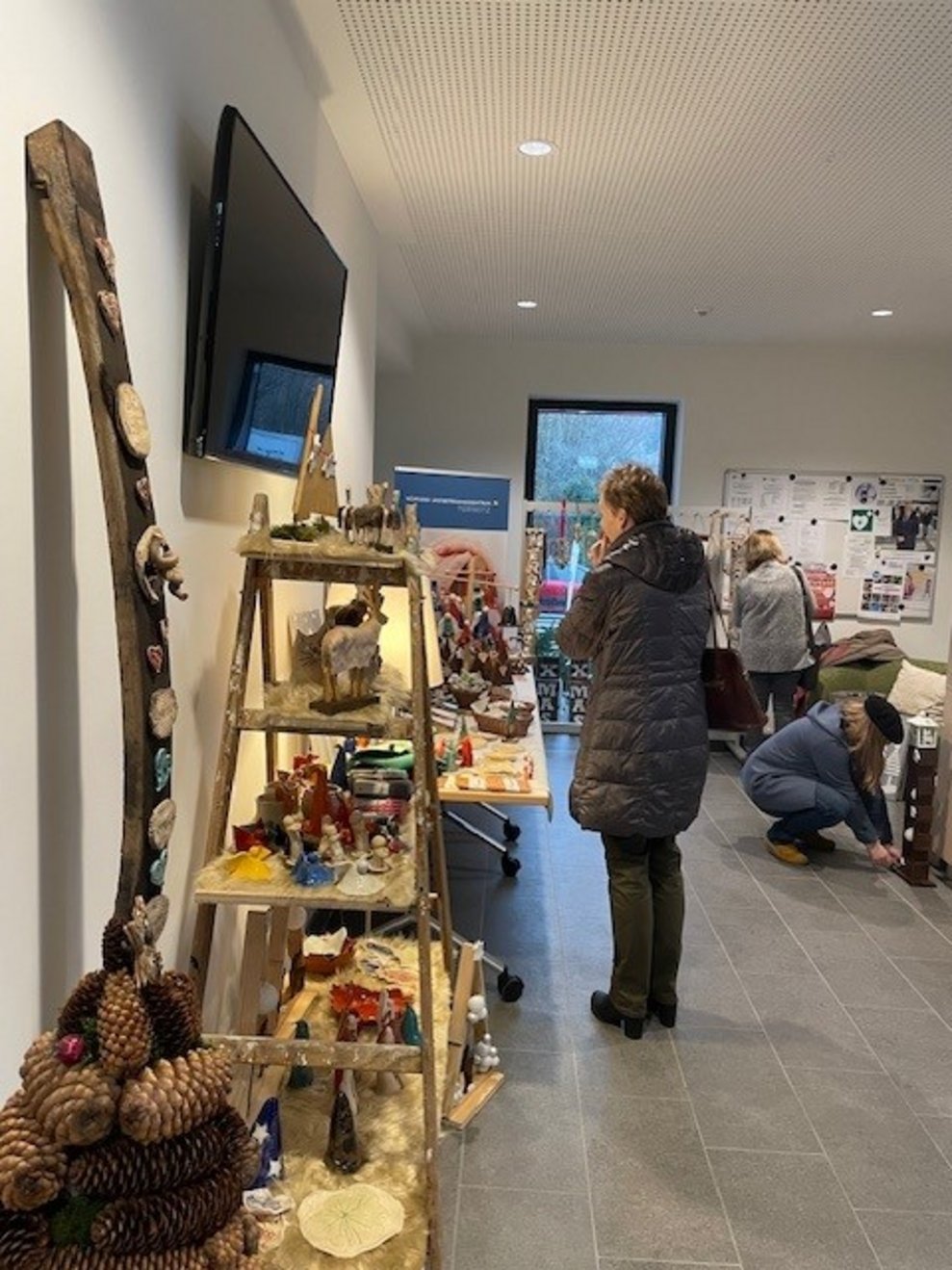 Während sich die Erwachsenen beim Adventmarkt...