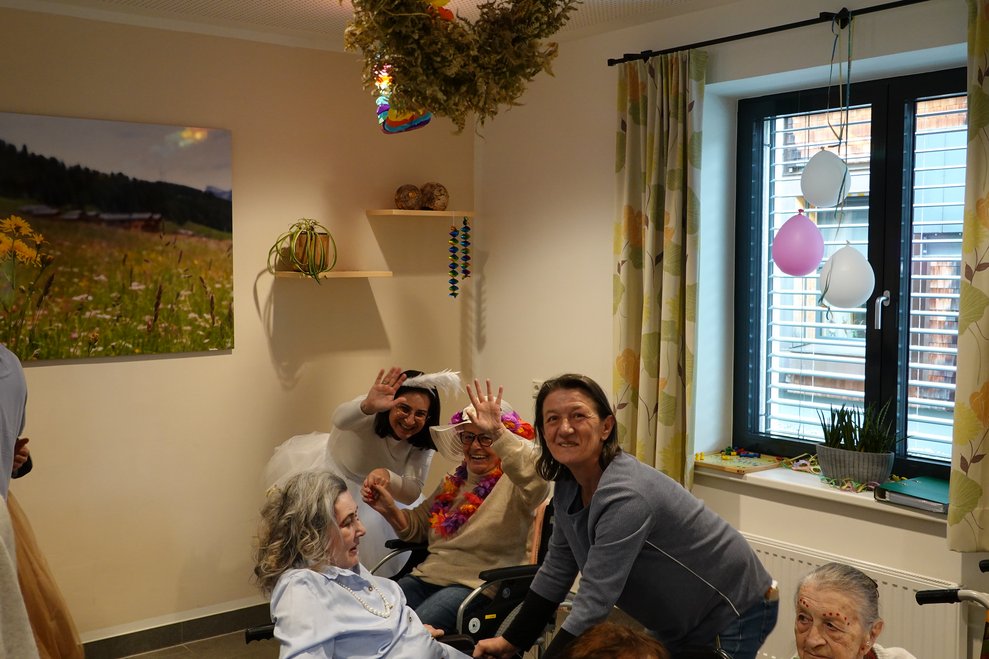 Bewohnerinnen tanzen miteinander.