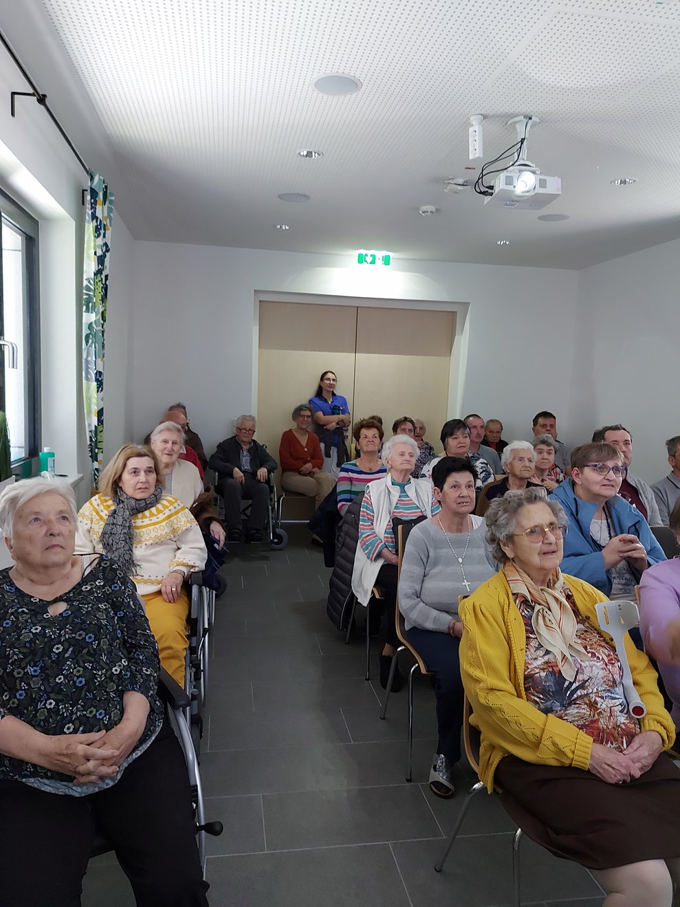 vielen Bewohnerinnen und Bewohnern, sowie Mitarbeiterinnen und Mitarbeitern...