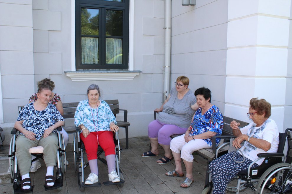 Während sich unsere Bewohnerinnen und Bewohner im Schatten abkühlten,...