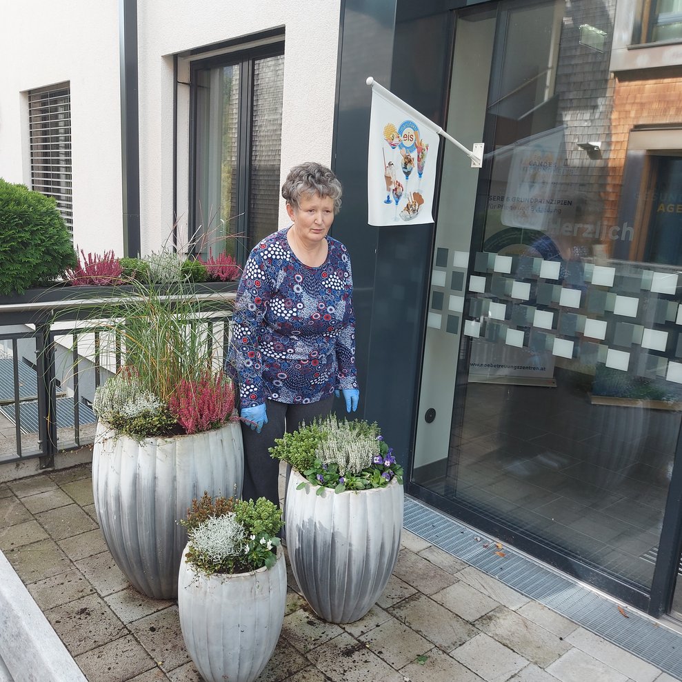 BewohnerInnen mit Blumen