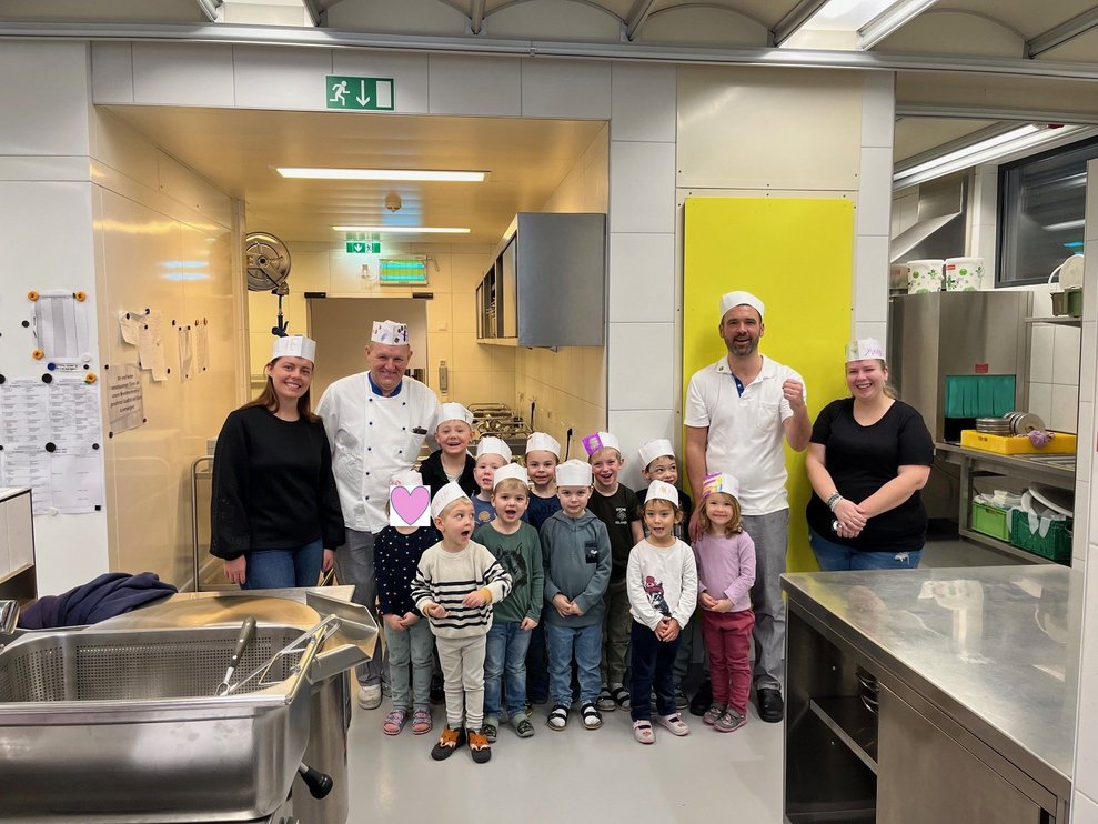 Gruppenbild des Kindergartens mit den Köchen