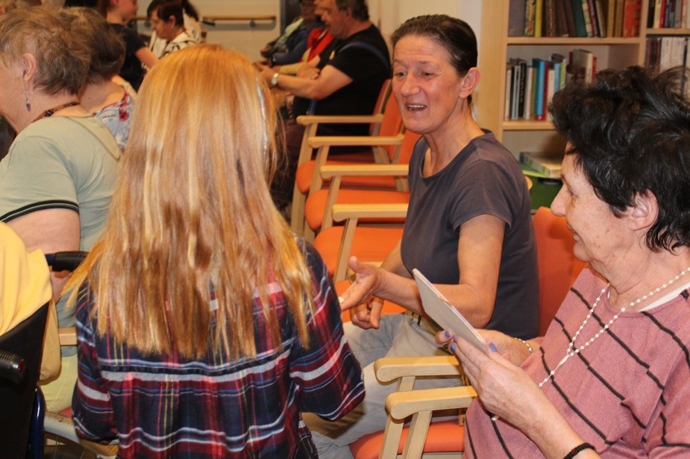 und von den Bewohnerinnen und Bewohnern mit Freude angenommen wurden.