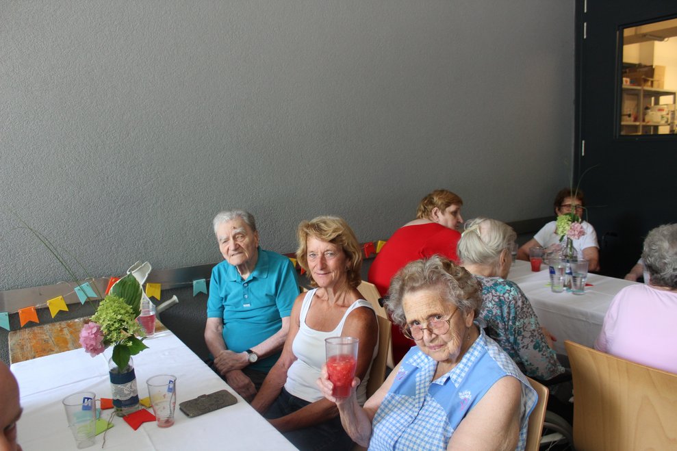 und Bewohner, Mitarbeiterinnen...