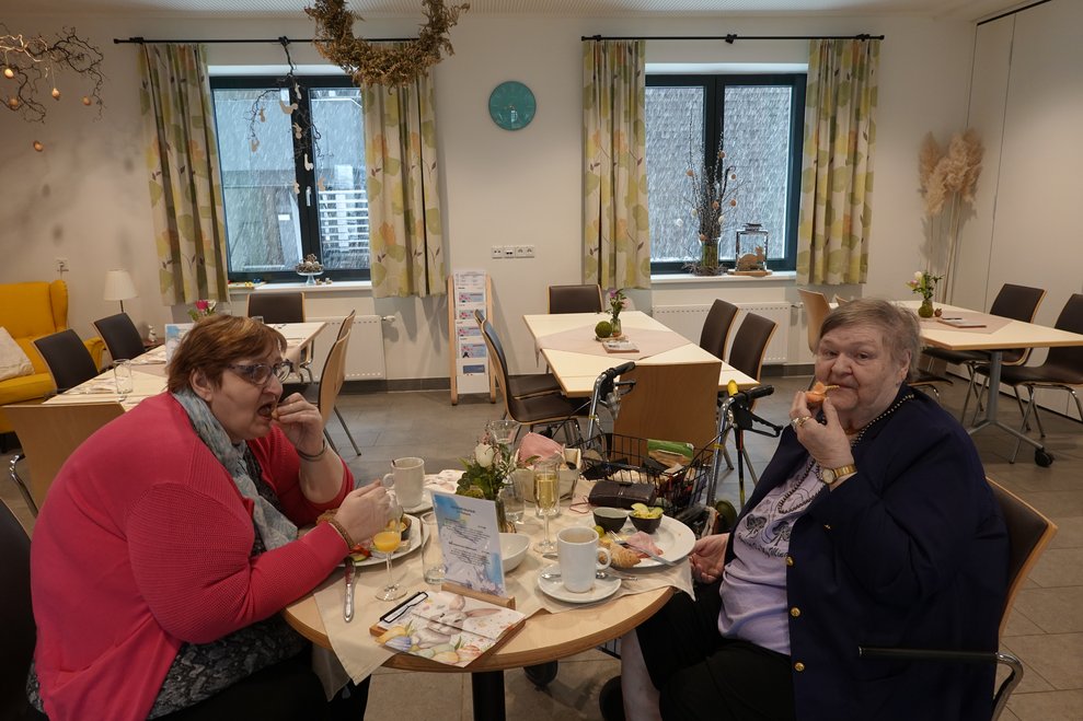 Bewohnerinnen ließen sich das Osterfrühstück schmecken
