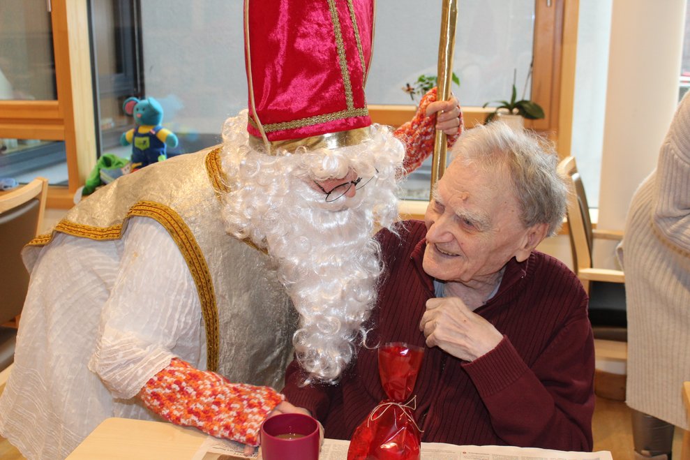 einen Besuch abstatten.