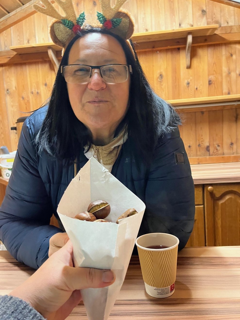 Eva Raith, Alltagsbegleiterin mit Maroni und Tee bei unserem Punschstand