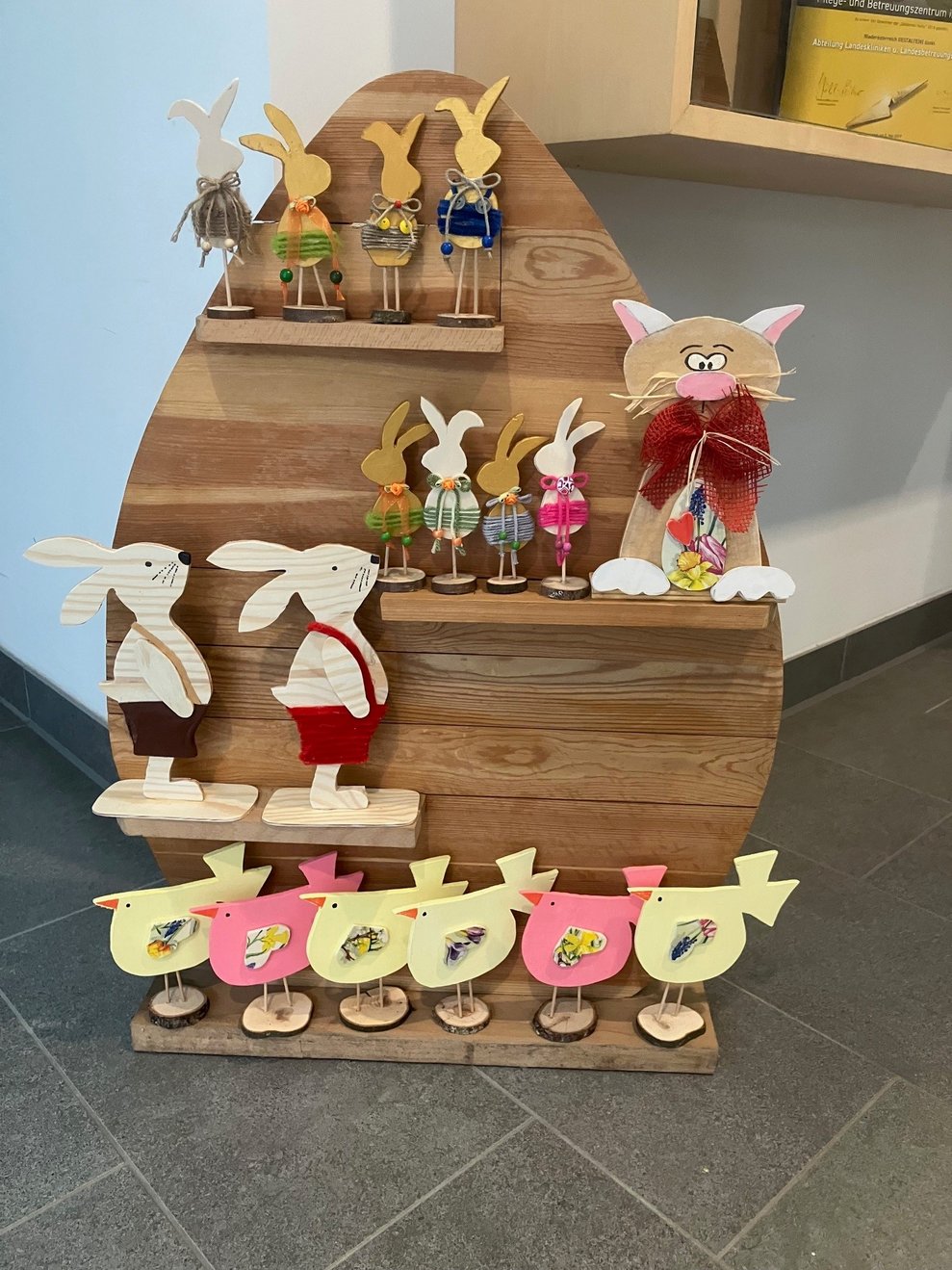 Eiförmiges Regal mit Dekoartikeln am Ostermarkt